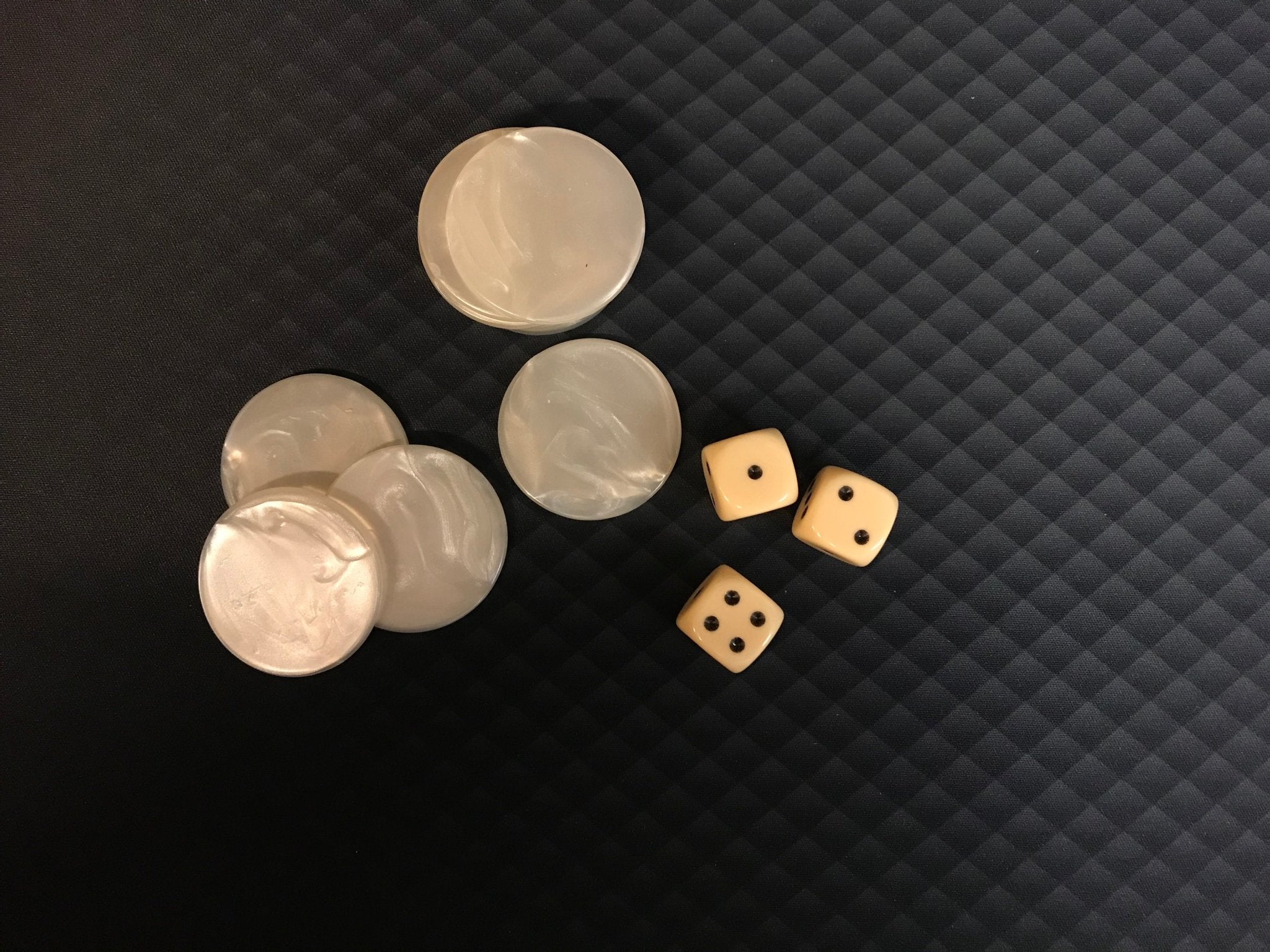 Jetons de 421 marbrés - Blanc - par 25 - jeu de dés coffret de dés - Rouge et Noir