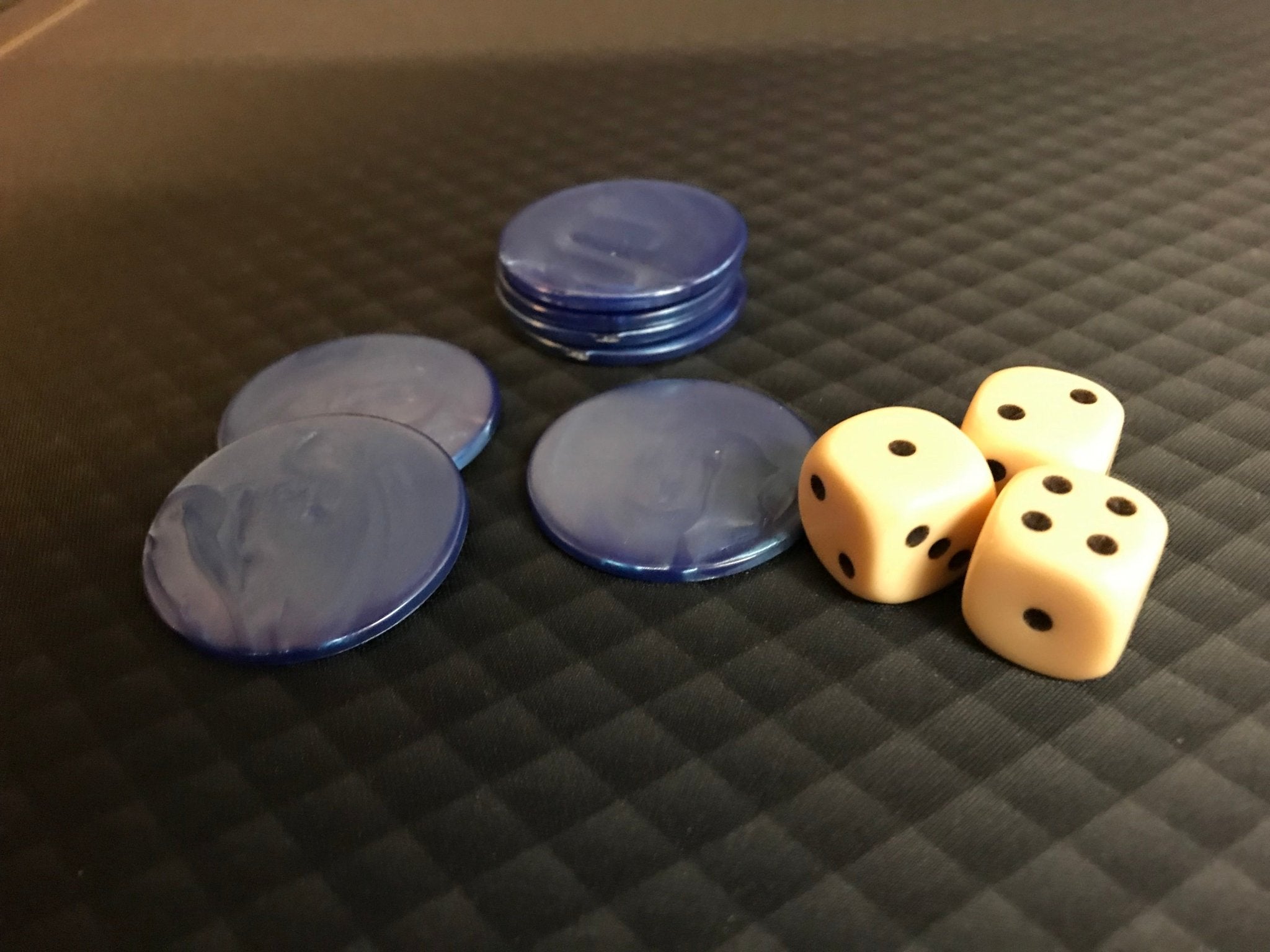 Jetons de 421 marbrés - Bleu - par 25 - jeu de dés coffret de dés - Rouge et Noir