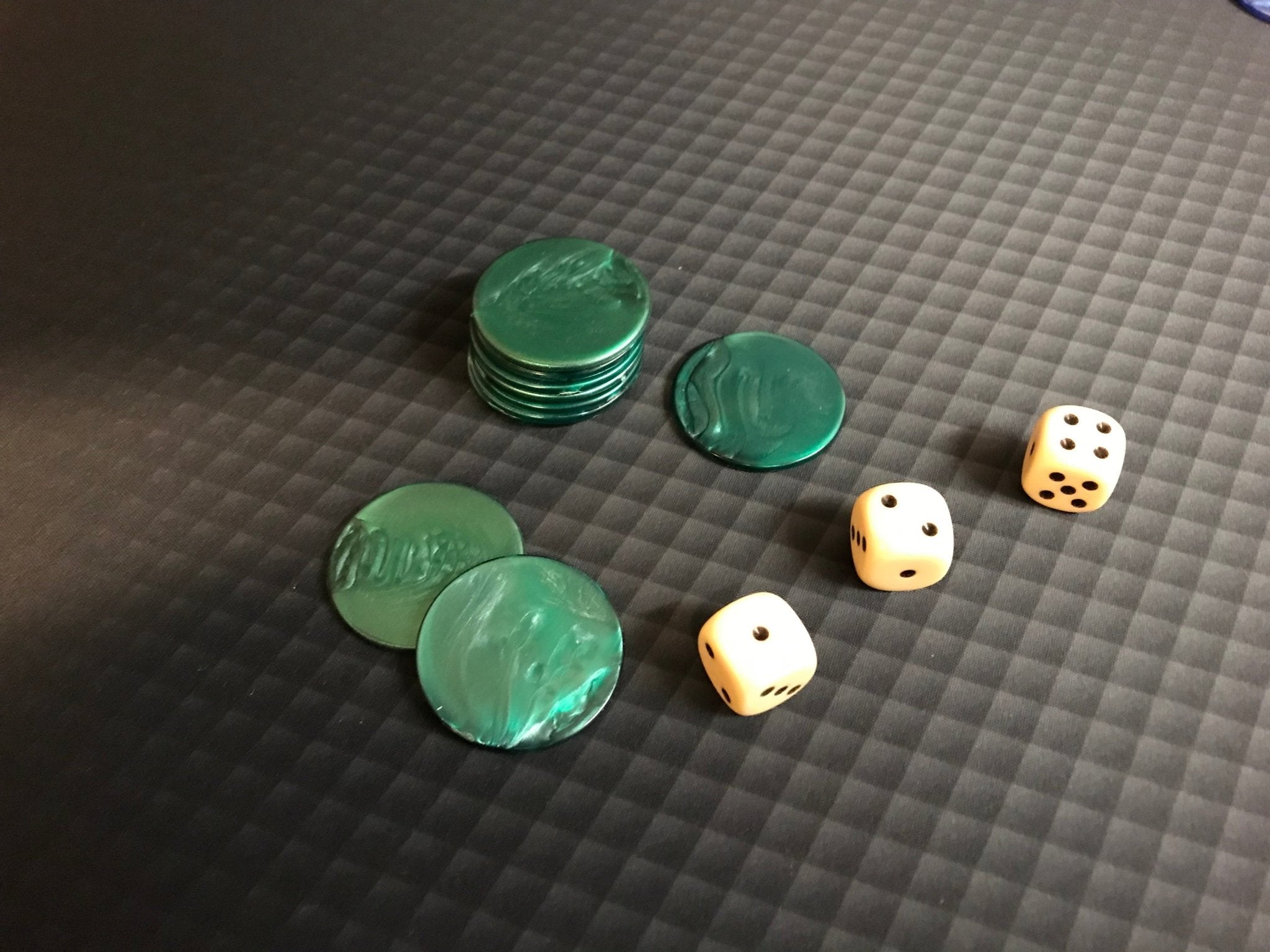 Jetons de 421 marbrés - Vert - par 25 - jeu de dés coffret de dés - Rouge et Noir