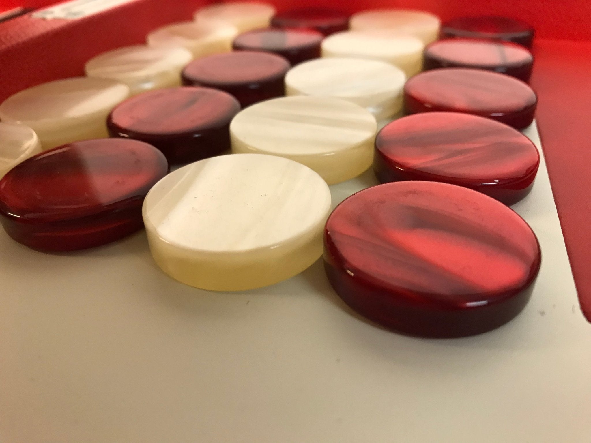Pions de backgammon en acetate nacrés - Ivoire / Rouge - Pions de backgammon cadeau bel objet - Rouge et Noir