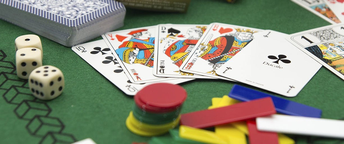 Les 14 cadeaux à offrir à un joueur de belote - Rouge et Noir