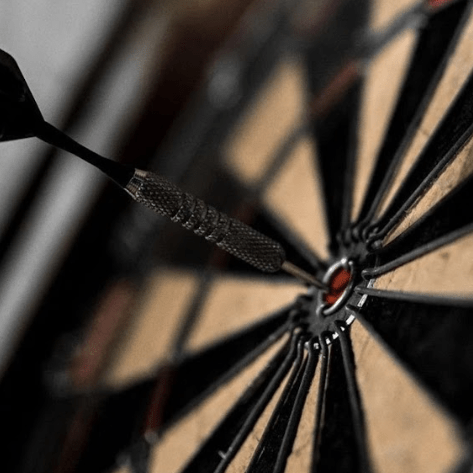 Les 18 cadeaux à offrir à un joueur de fléchettes - Rouge et Noir