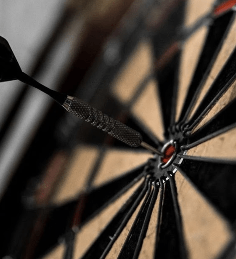 Les 18 cadeaux à offrir à un joueur de fléchettes - Rouge et Noir