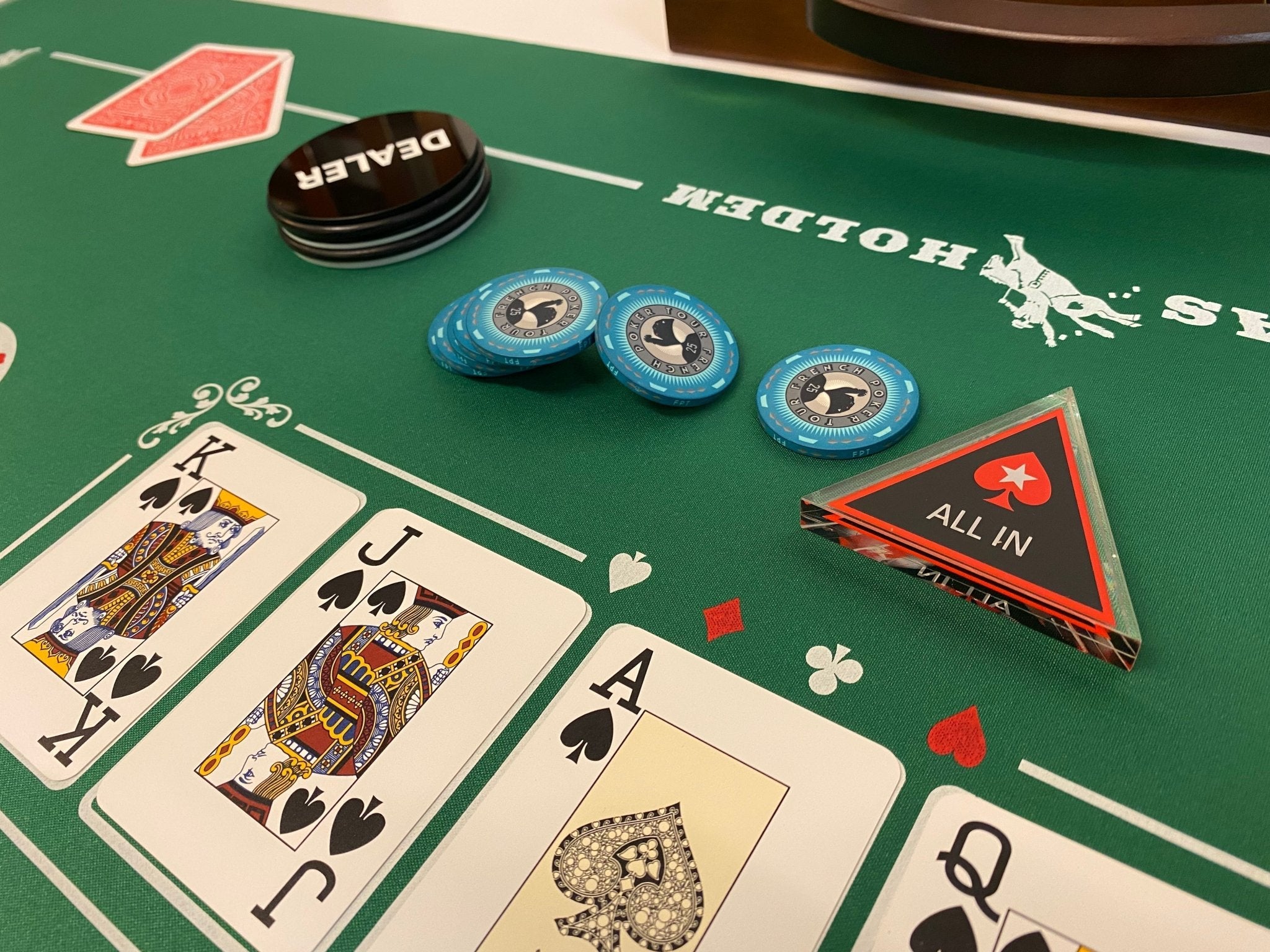 Les 21 cadeaux poker à offrir pour Noël 2026 - Rouge et Noir