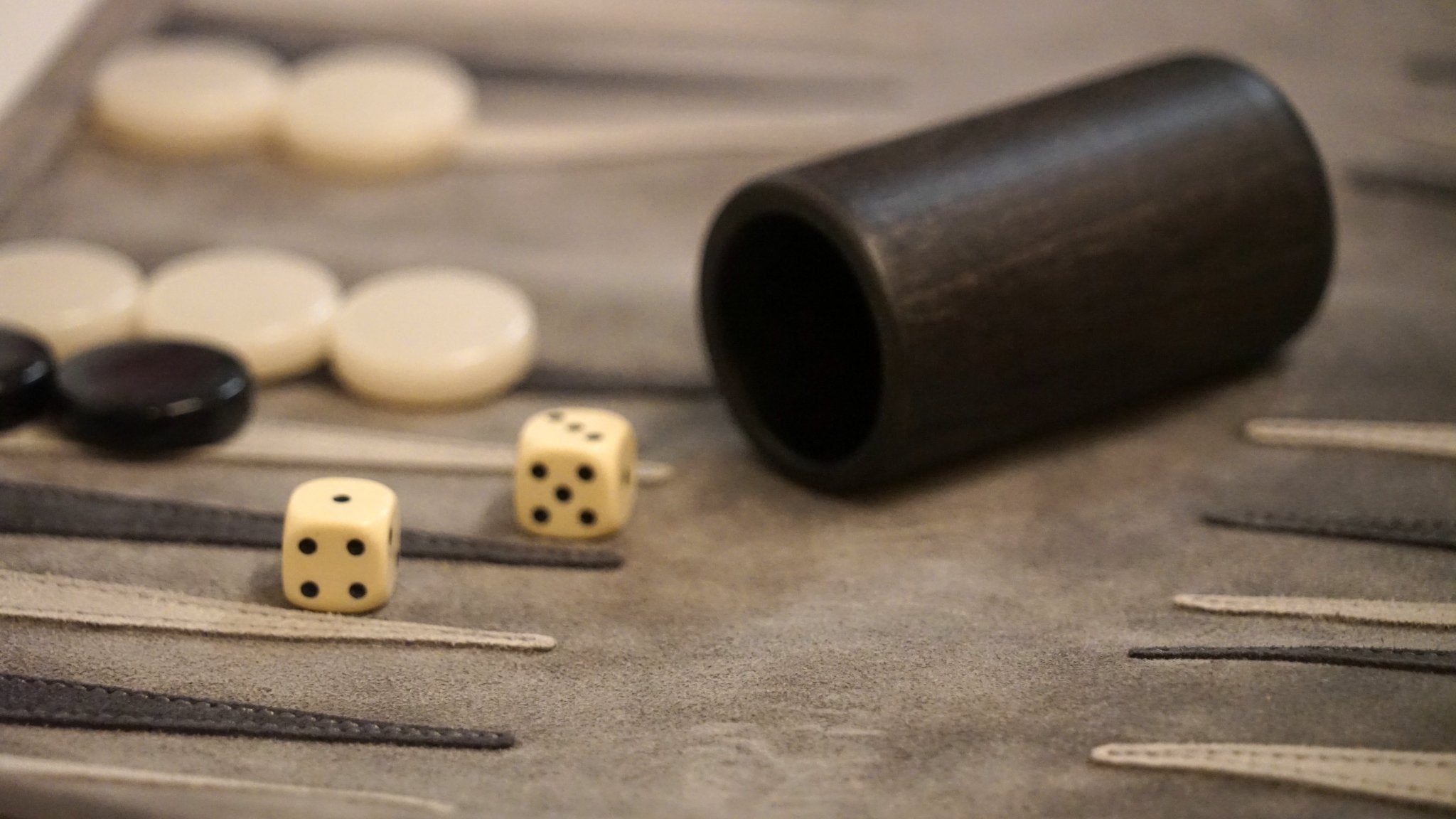 Backgammon de voyage - Roulable - Cuir Gris - Backgammon en cuir de voyage - Rouge et Noir