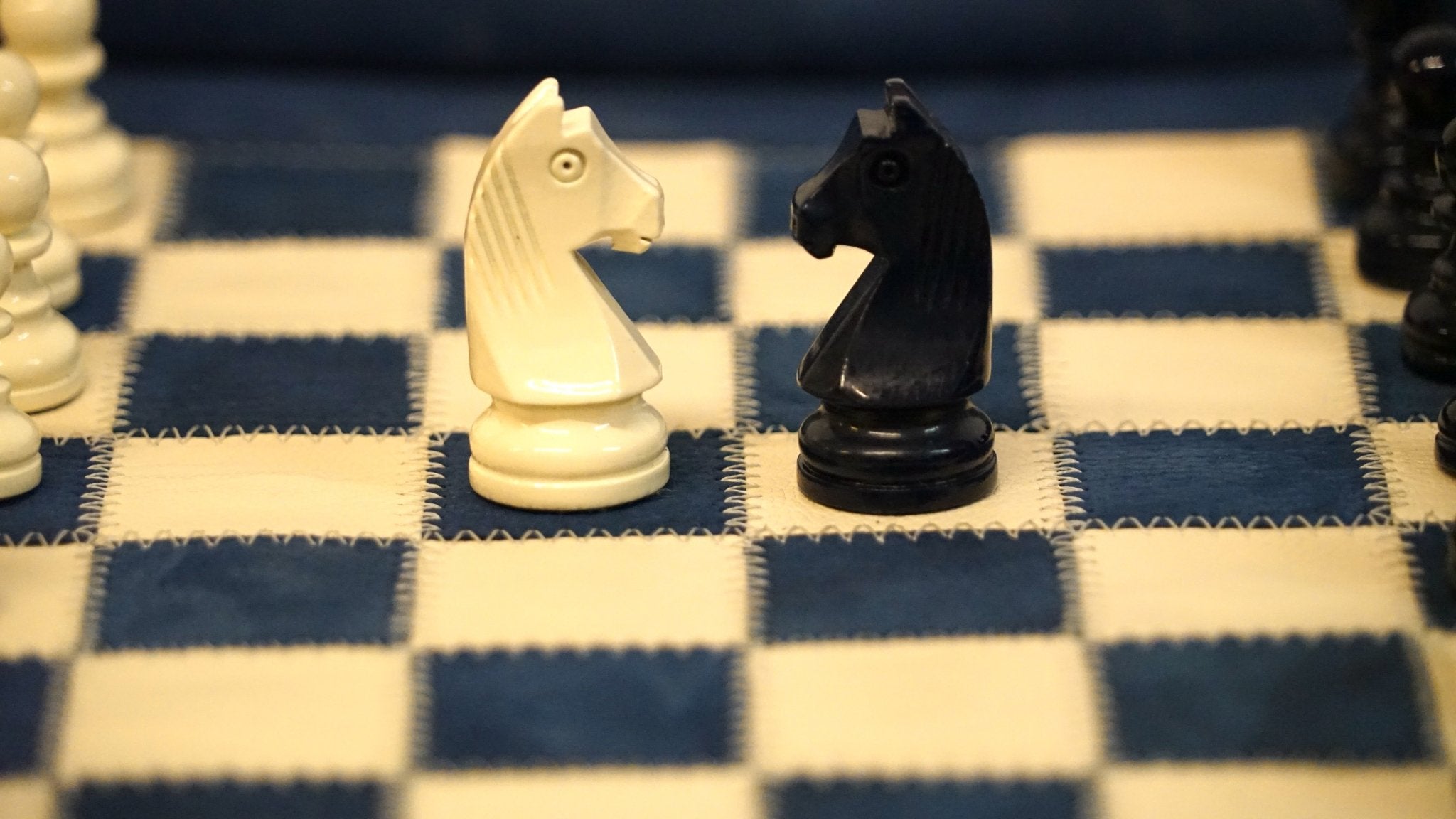 Ensemble d'échecs roulable magnétique - Cuir véritable - Bleu - ensemble d'échecs luxe classique jeu d'échecs de voyage en cuir véritable - Rouge et Noir
