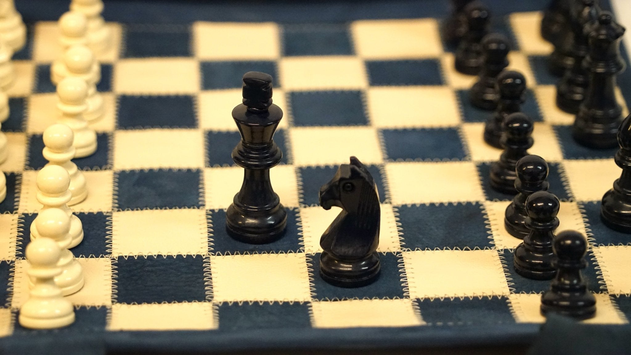 Ensemble d'échecs roulable magnétique - Cuir véritable - Bleu - ensemble d'échecs luxe classique jeu d'échecs de voyage en cuir véritable - Rouge et Noir
