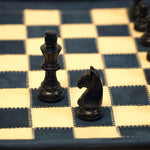 Ensemble d'échecs roulable magnétique - Cuir véritable - Bleu - ensemble d'échecs luxe classique jeu d'échecs de voyage en cuir véritable - Rouge et Noir