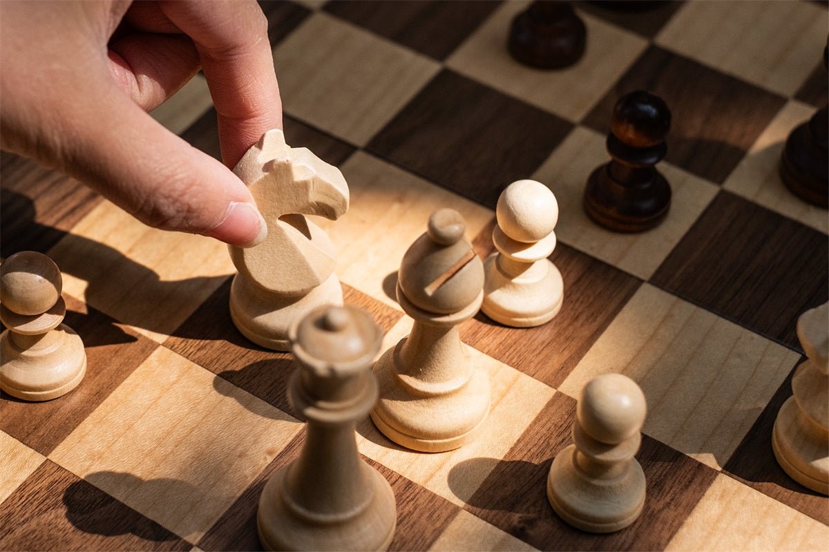 Ensemble jeu d'échecs en noyer et érable - pliant - 38 cm - Coffre d'échecs et jeu d'échecs de voyage - Rouge et Noir