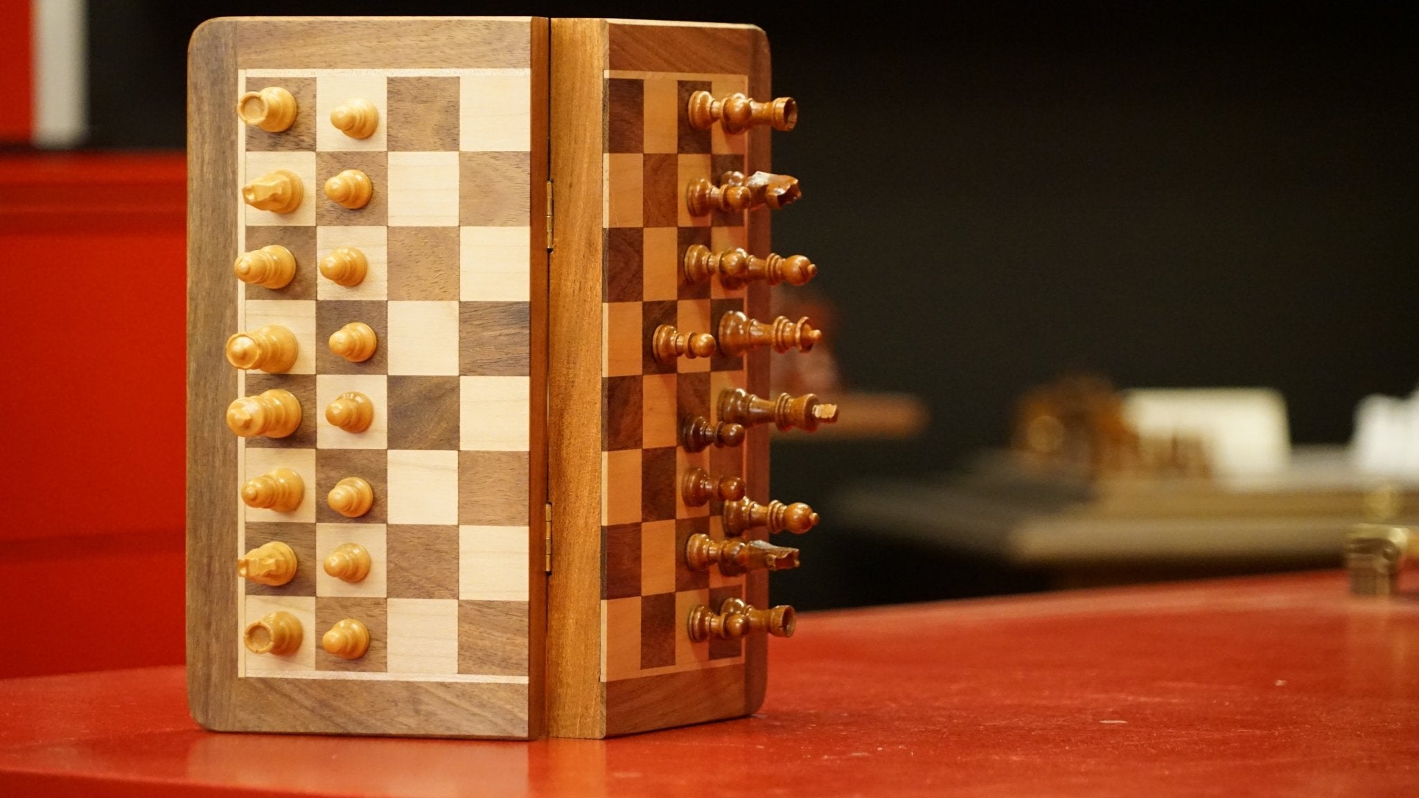 Ensemble jeu d'échecs et Backgammon - Coffre pliant - Magnétique - Coffre d'échecs et jeu d'échecs de voyage cadeau -12a - Rouge et Noir
