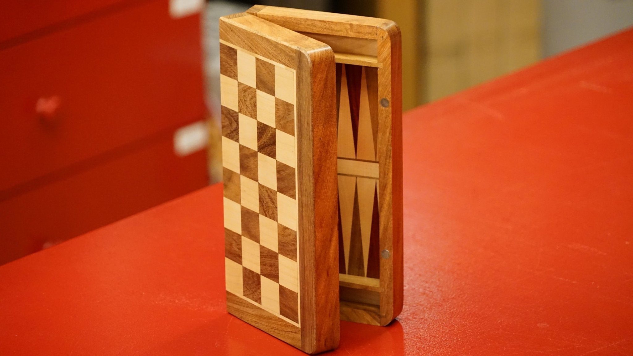 Ensemble jeu d'échecs et Backgammon - Coffre pliant - Magnétique - Coffre d'échecs et jeu d'échecs de voyage cadeau -12a - Rouge et Noir