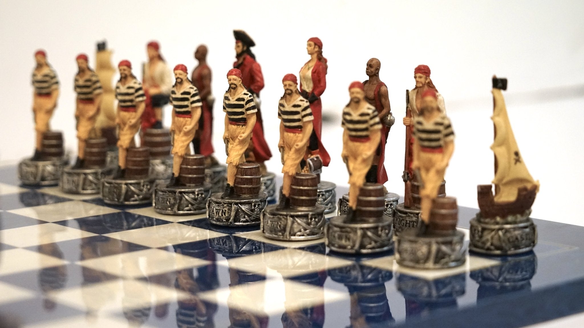 Ensemble Pirates contre la Marine - Laqué bleu - ensemble échecs décoratif - Rouge et Noir