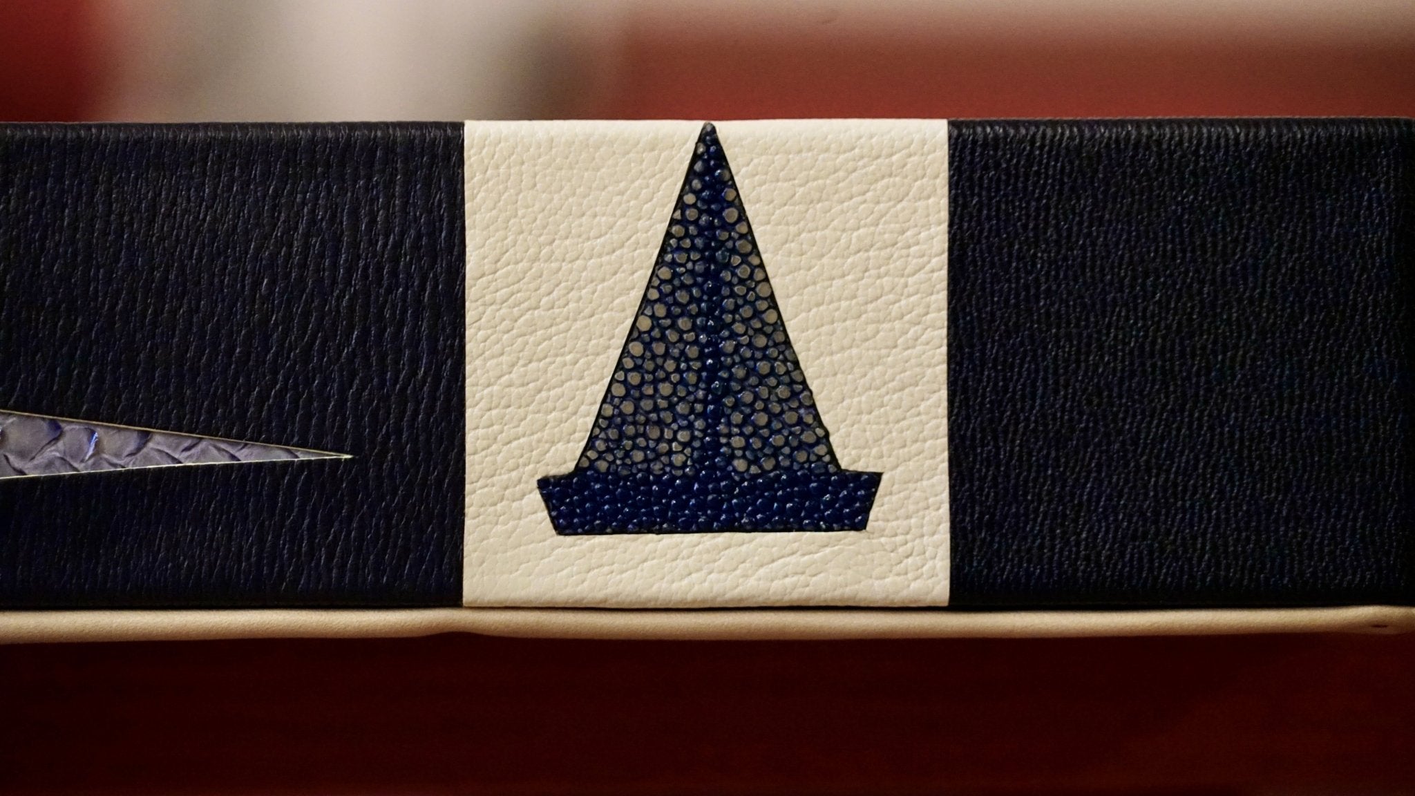 Jeu d'échecs en marqueterie de cuir - Exemplaire unique - Fabrication française - ensemble d'échecs luxe classique jeu d'échecs en cuir véritable - Rouge et Noir