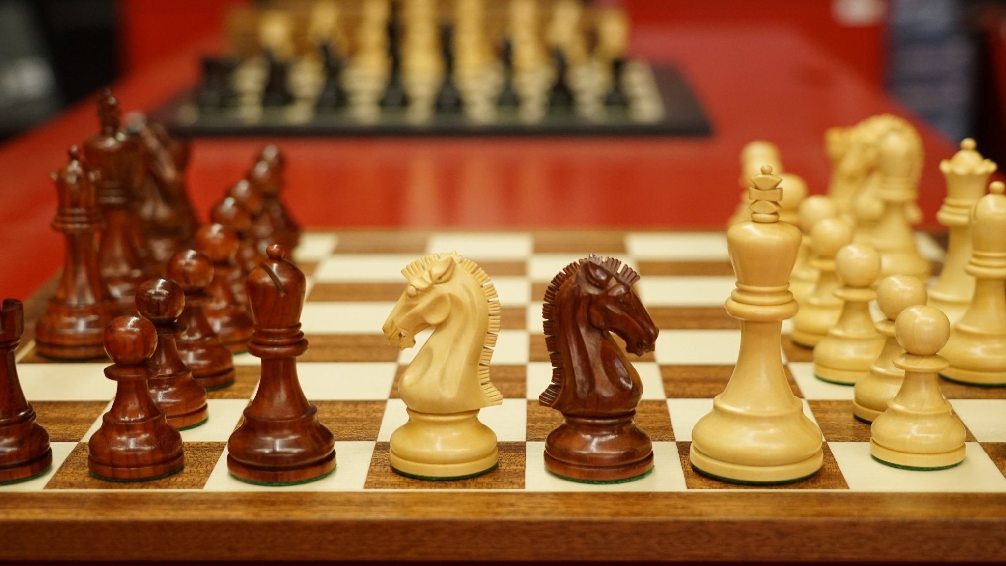 Pièces d'échecs Iroquoises en Bois de rose - Chopra - jeu d'échecs pièces d'échecs classiques - Rouge et Noir