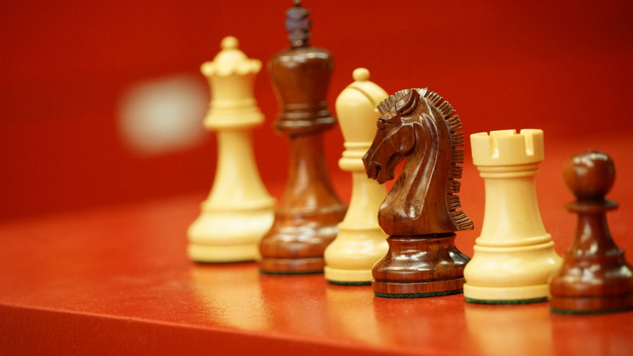 Pièces d'échecs Iroquoises en Bois de rose - Chopra - jeu d'échecs pièces d'échecs classiques - Rouge et Noir