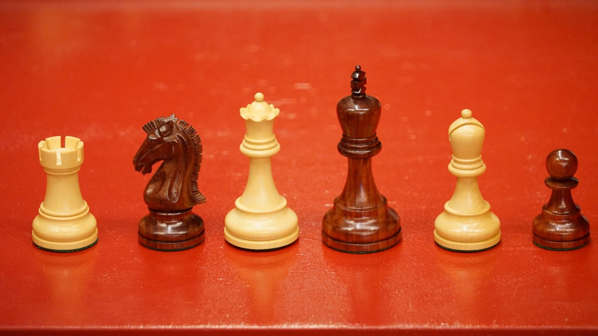 Pièces d'échecs Iroquoises en Bois de rose - Chopra - jeu d'échecs pièces d'échecs classiques - Rouge et Noir