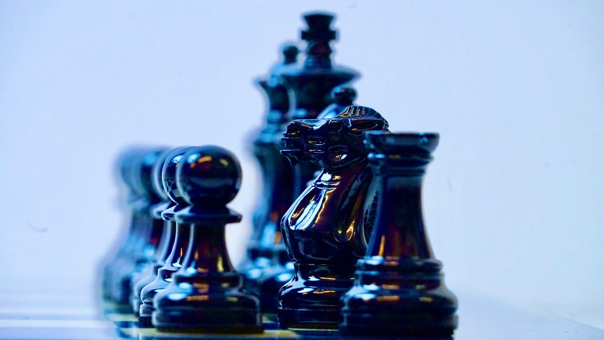 Pièces Ultimes en bois laqué - Bleu / Crème - Taille 3/4 - Chopra - Pièces d’échecs classiques et décoratives figuratives - Rouge et Noir