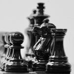 Pièces Ultimes en bois laqué - Noir/Blanc - Taille 3/4 - Chopra - Pièces d’échecs classiques et décoratives figuratives - Rouge et Noir