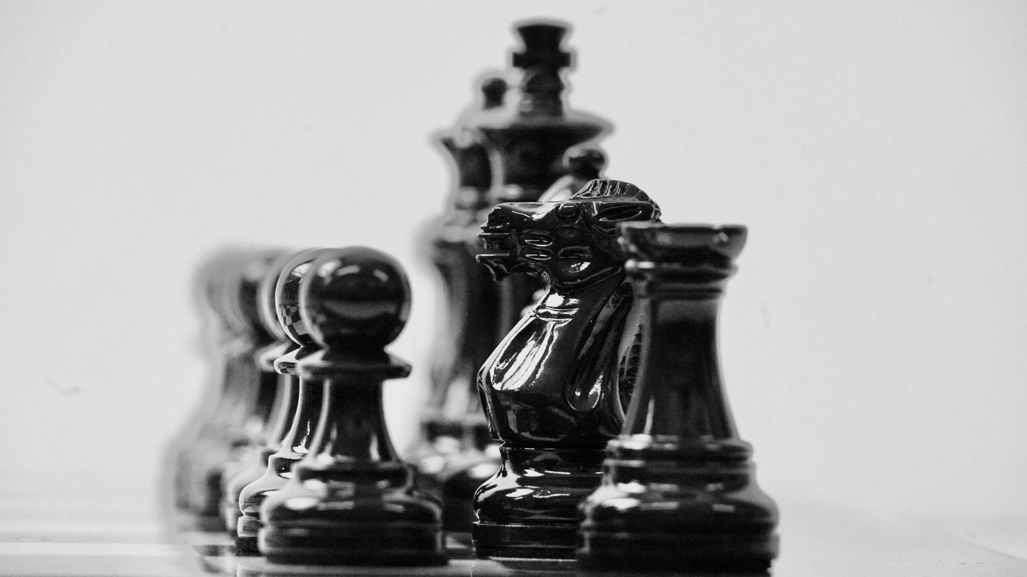 Pièces Ultimes en bois laqué - Noir/Blanc - Taille 3/4 - Chopra - Pièces d’échecs classiques et décoratives figuratives - Rouge et Noir